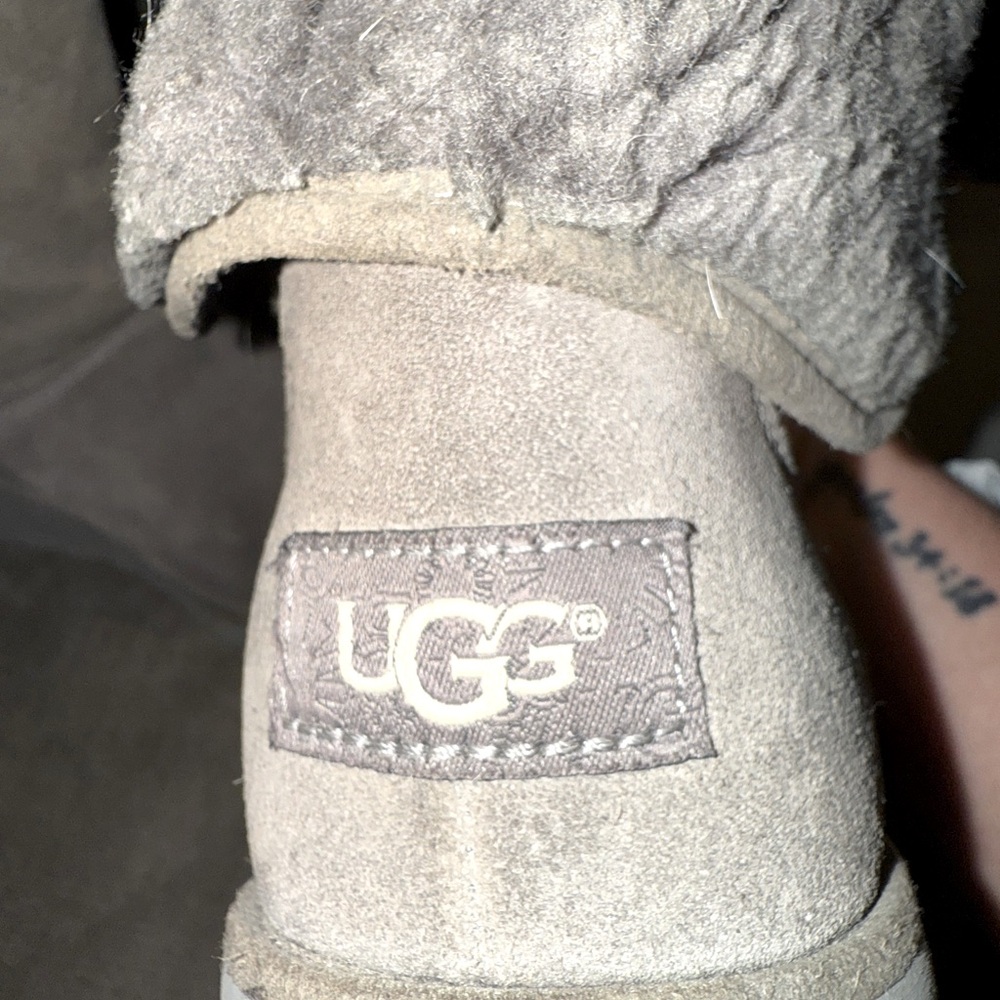 UGG Australia
Women's Classic Short Boots - Grey size 8 - Picture 5 of 13